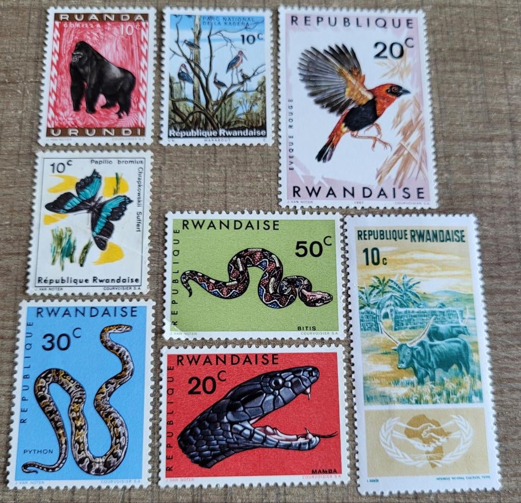8 oude postzegels: thema dieren - Rwanda, Ophalen of Verzenden, Overige landen, Postfris