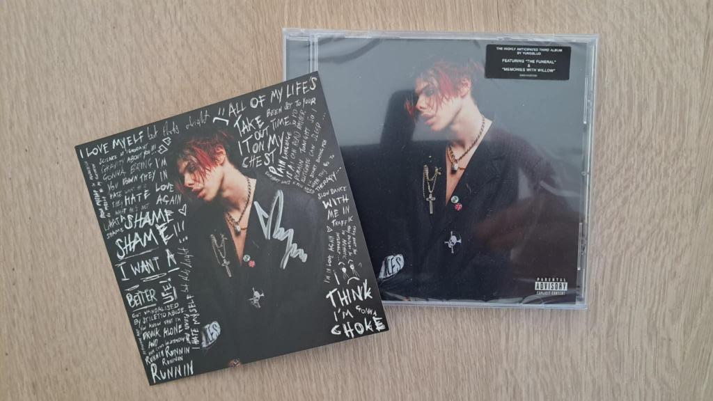 Yungblud - Yungblud CD with signed art card, Enlèvement ou Envoi, Neuf, dans son emballage, Alternatif