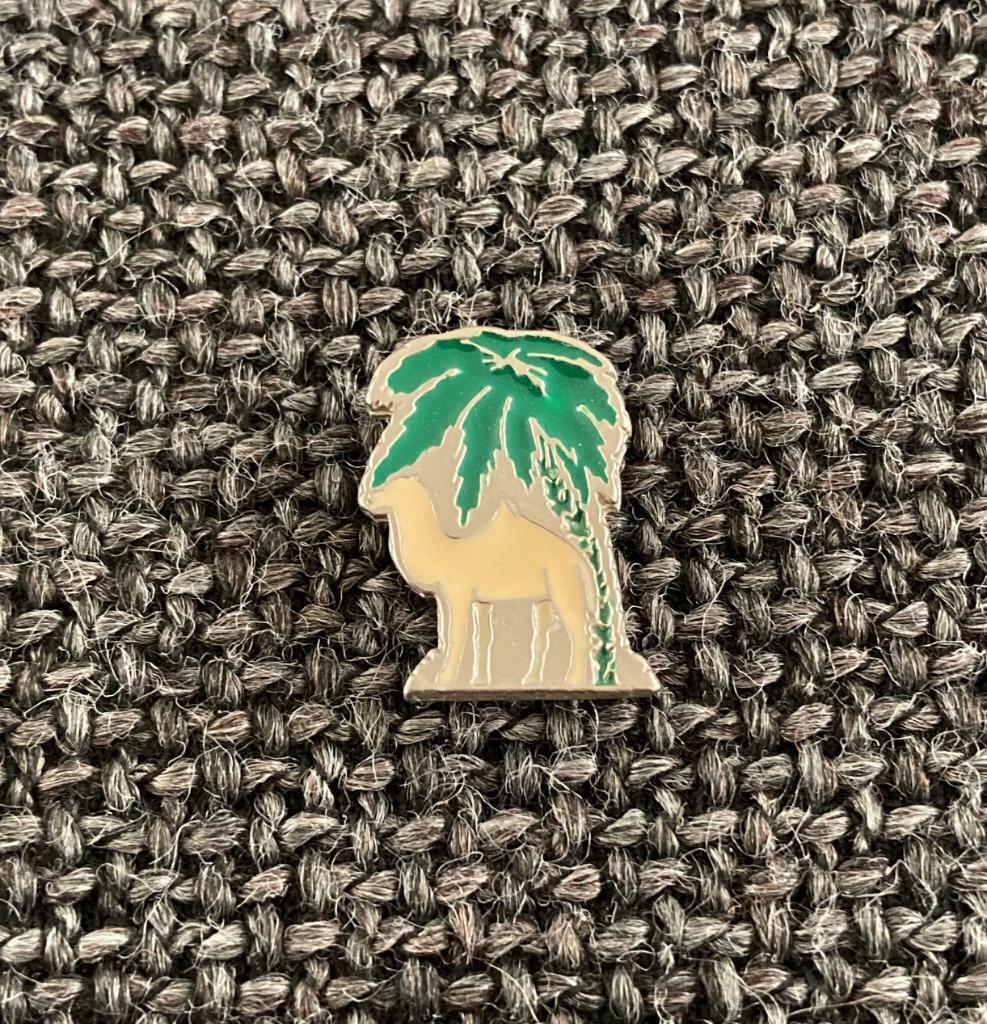 PIN - CAMEL - PALM TREE - KAMEEL - CHAMEAU, Envoi, Comme neuf, Autres sujets/thèmes, Insigne ou Pin's