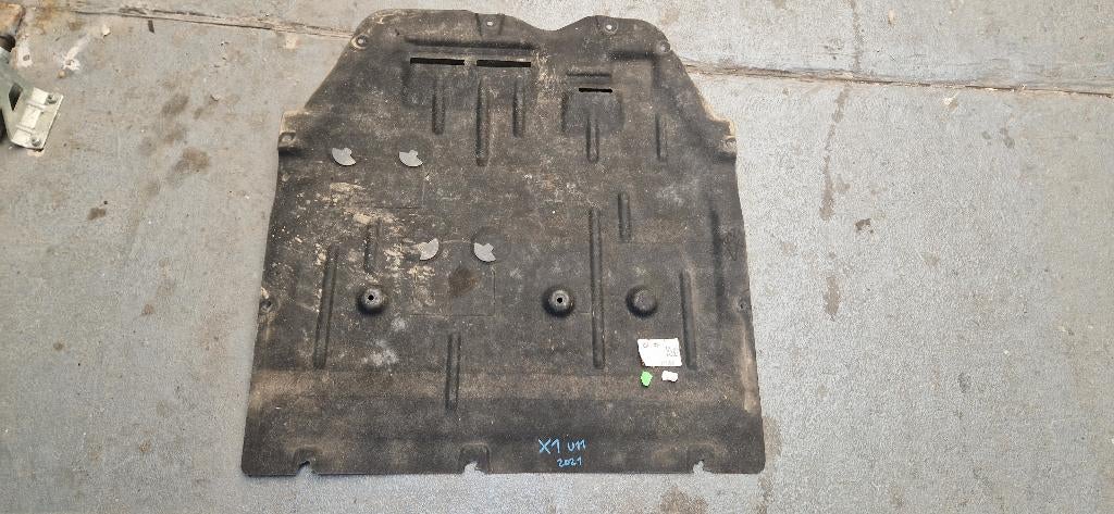 Cache sous moteur BMW X1 U11 2021 deflecteur plaque plastiqu, Enlèvement, Avant, BMW
