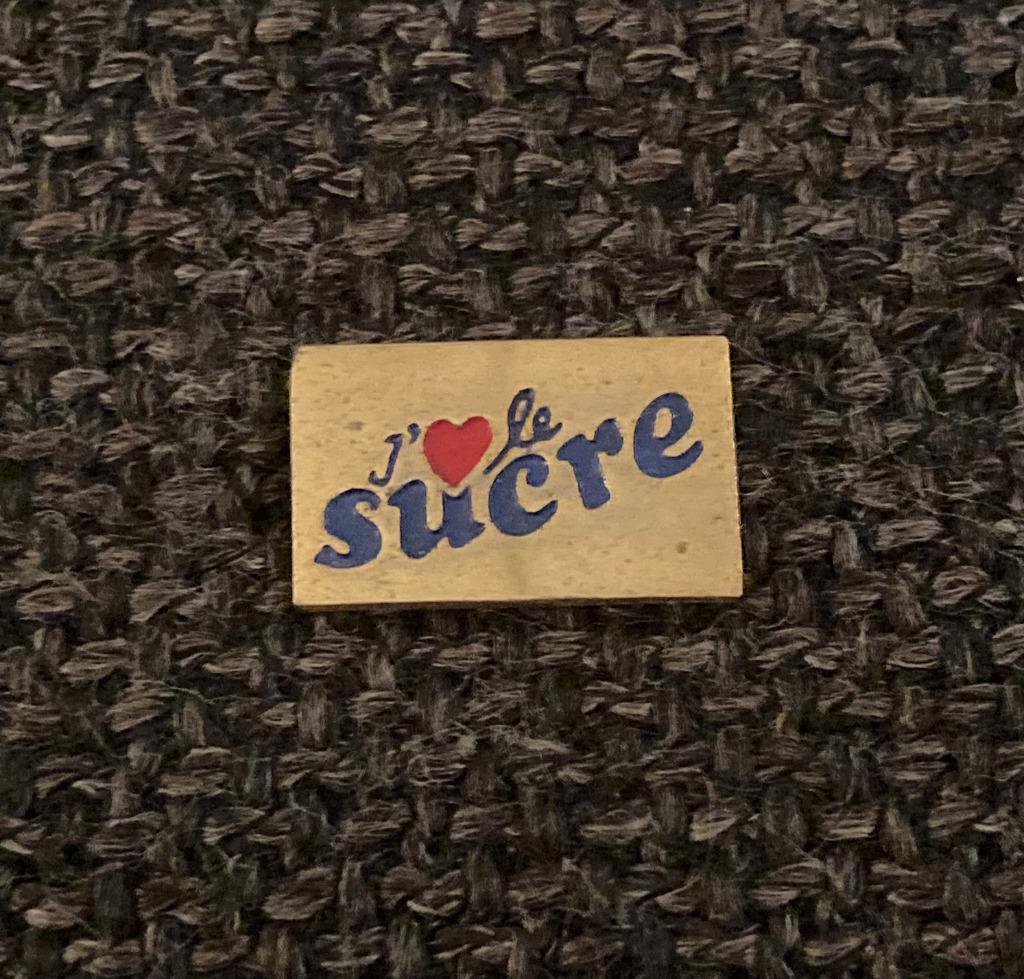 PIN - J'AIME LE SUCRE - SUIKER - SUGAR, Verzenden, Gebruikt, Overige onderwerpen, Speldje of Pin