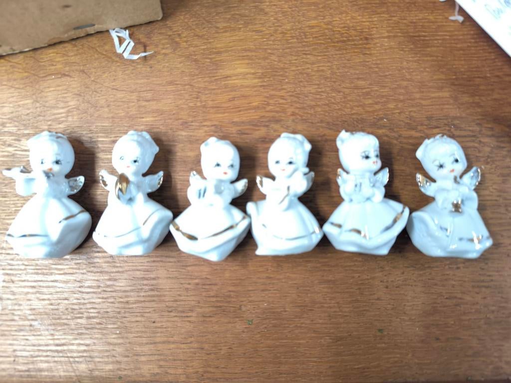 6 petits anges en porcelaine