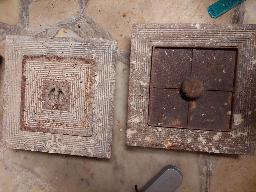 2 Taques d’égout:couvercle de puits double.30x30cm en fonte., Enlèvement, Utilisé