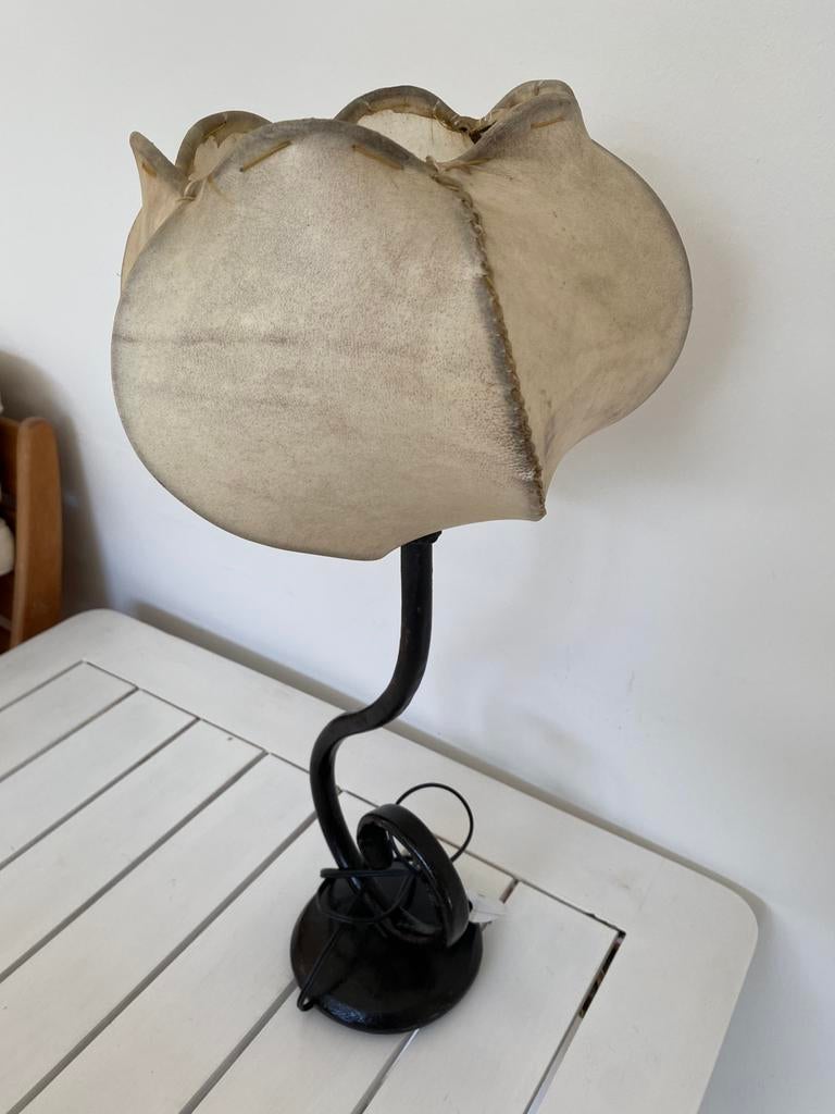 Lampe de chevet pied fer forge et dessus vessie de porc, Moins de 50 cm, Métal, Comme neuf, Enlèvement