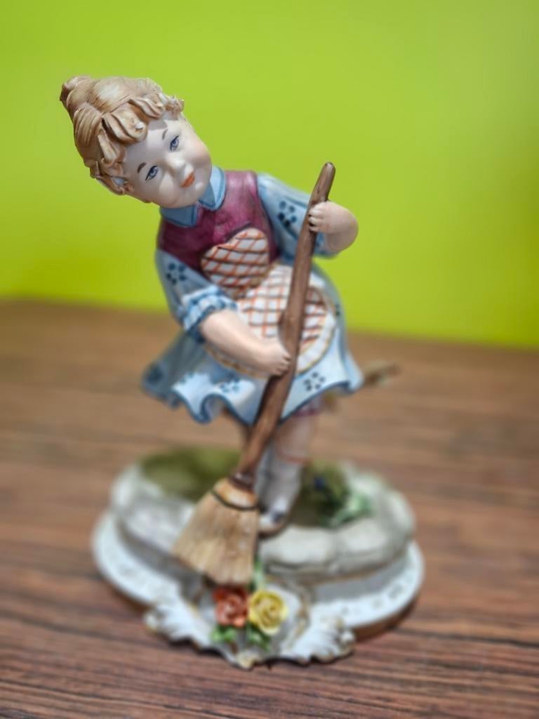 fille avec un balai Capodimonte, Enlèvement ou Envoi