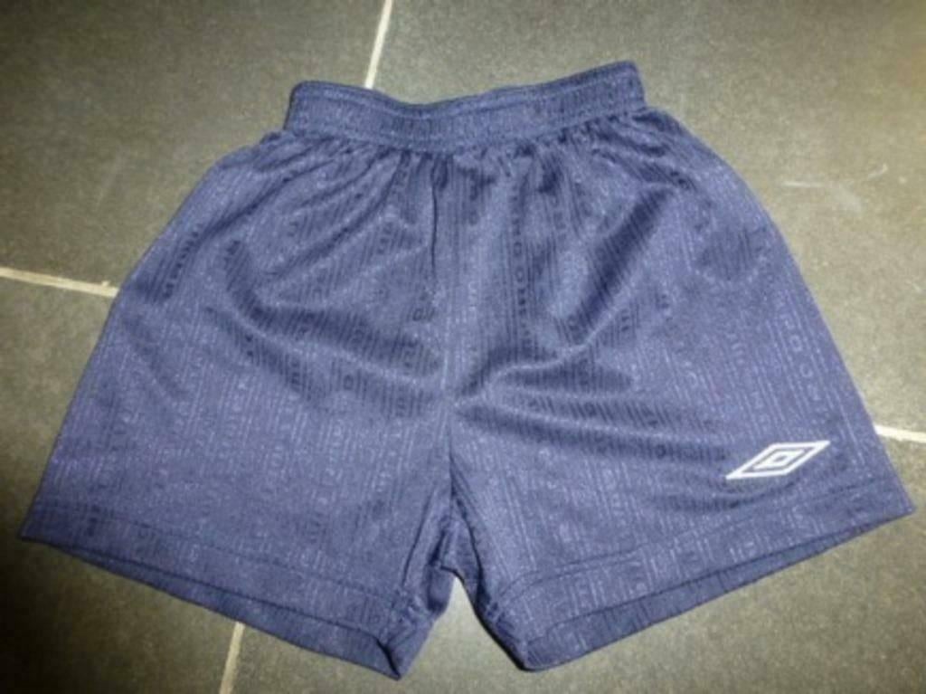 blauwe voetbalshort Umbro maat 116 - 122, Sport en Fitness, Voetbal, Ophalen of Verzenden, Gebruikt, Broek