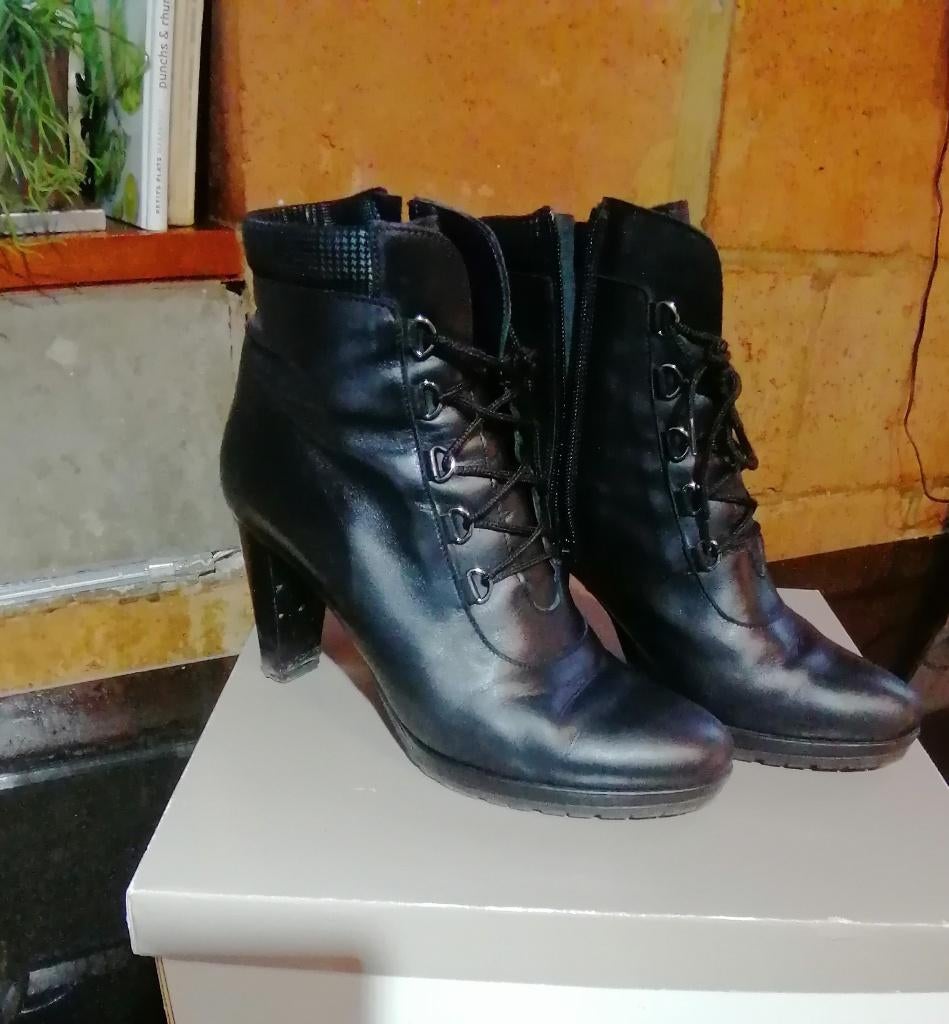 Zwarte laarsjes met hak, Kleding | Dames, Schoenen, Ophalen of Verzenden, Gedragen, Zwart