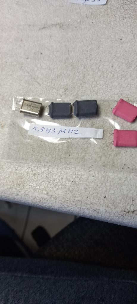 Kristalkwarts 1.843 MHz, Ophalen of Verzenden, Zo goed als nieuw