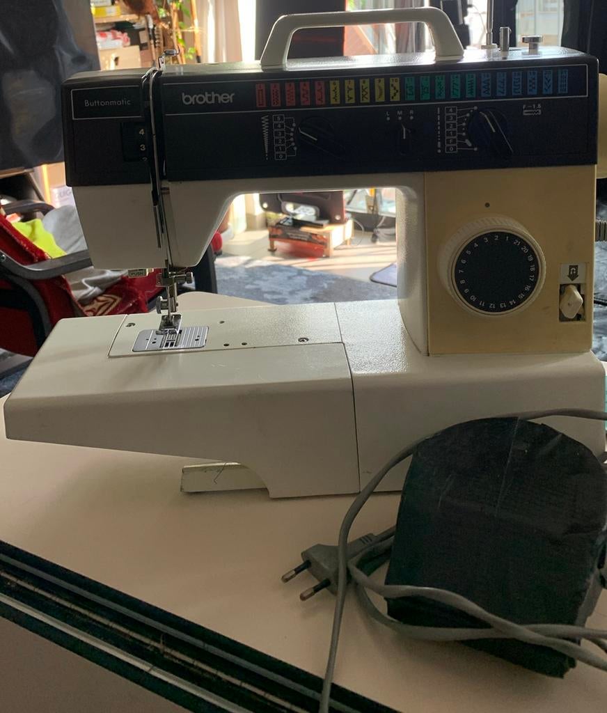 Machine à coudre Brother Buttomatic 21 fonctions, Hobby & Loisirs créatifs, Machines à coudre & Accessoires, Enlèvement ou Envoi