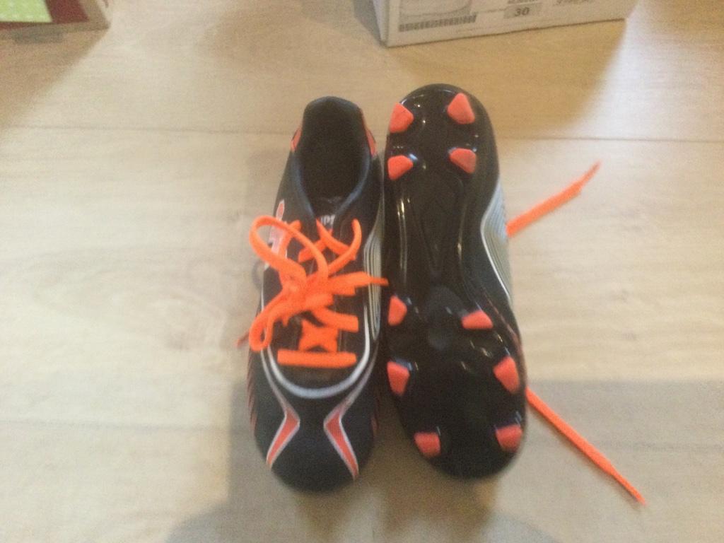 Voetbalschoenen nieuw -  chaussures foot neuves 30, Enlèvement ou Envoi, Comme neuf, Chaussures