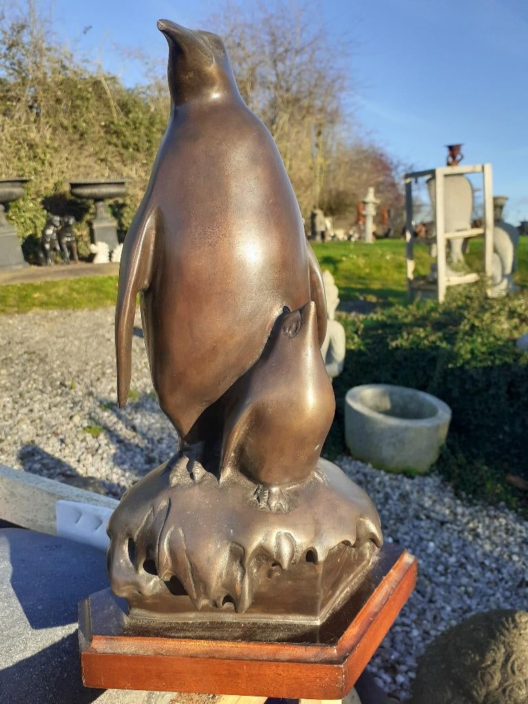 BRONS GESIGNEERD OP EEN SOKKEL (de pinguïn en zijn welp)., Antiek en Kunst, Ophalen of Verzenden, Brons
