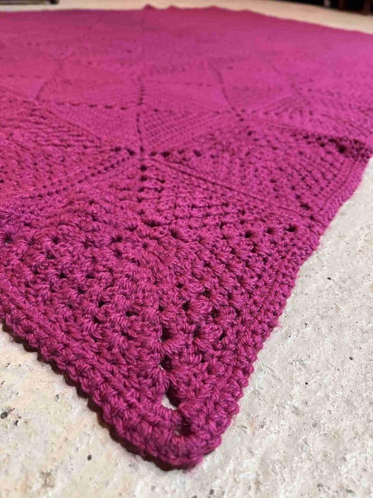 Granny woondeken gehaakt frambozen paars 220/147, Huis en Inrichting, Woonaccessoires | Plaids en Woondekens, Ophalen of Verzenden