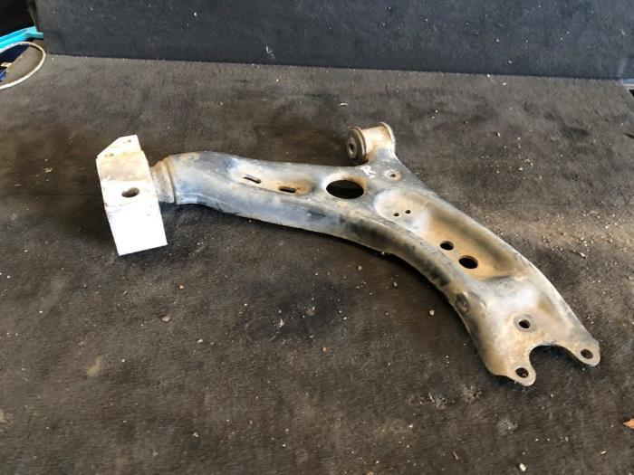 Draagarm rechts-voor van een Volkswagen Passat, Ophalen of Verzenden, 3 maanden garantie, Gebruikt, Volkswagen
