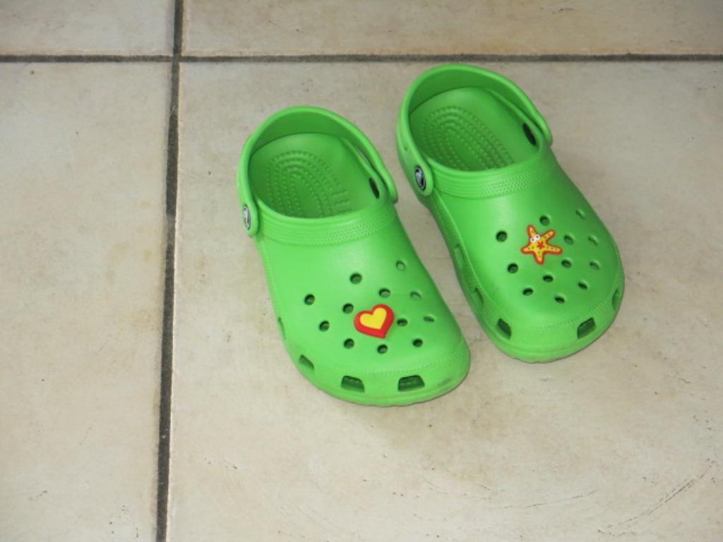 Mooie groene Crocs met jibbitz, maat 34, prima staat, Garçon ou Fille, Crocs, Enlèvement ou Envoi, Autres types
