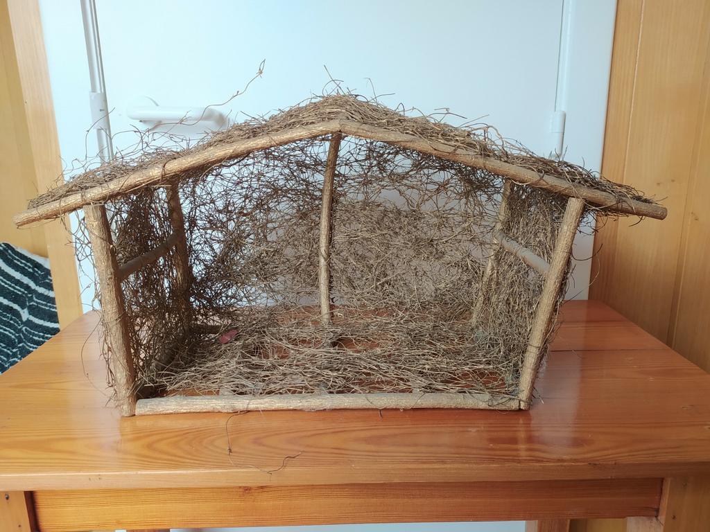 Stemmige houten kerststal met gouddraad versierd, Diversen, Kerst, Ophalen, Gebruikt