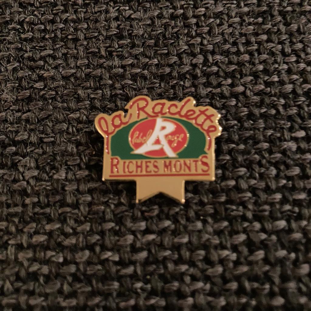 PIN - RICHES MONTS - RACLETTE - KAAS - FROMAGE, Envoi, Utilisé, Marque, Insigne ou Pin's