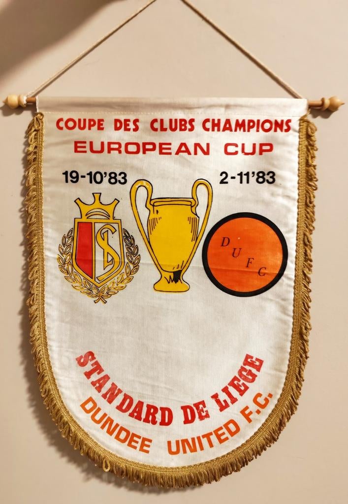 1983 Standard Luik Liège - Dundee United prachtige vaandel, Verzamelen, Sportartikelen en Voetbal, Ophalen of Verzenden, Spel