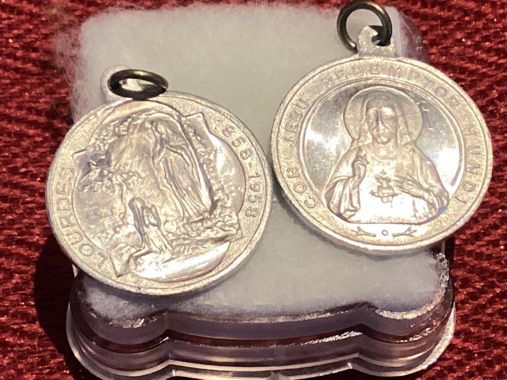 Lourdes medaille jaren 50 nieuw, Ophalen of Verzenden