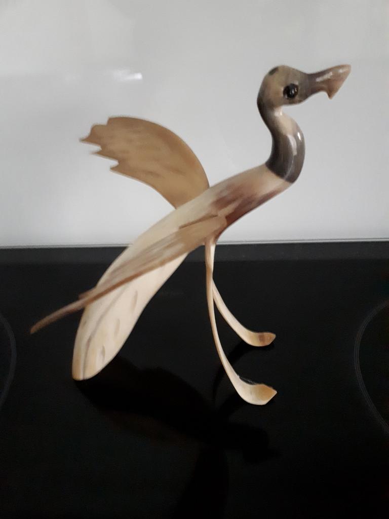 Sculpture d'oiseau sculpté en corne de buffle des années 196, Enlèvement, Comme neuf, Oiseaux