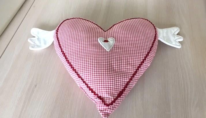 Coussin en forme de cœur avec mains blanches, Maison & Meubles, Enlèvement ou Envoi, Neuf, Rouge, En forme de cœur