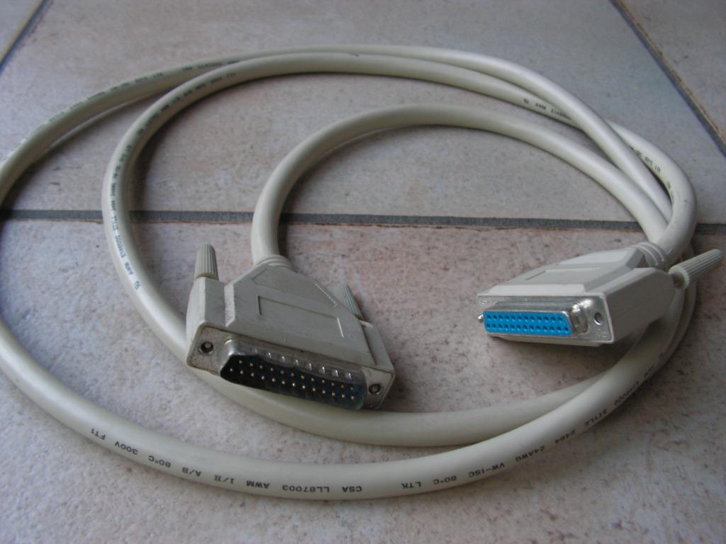 Câble série m/v à 25 broches, longueur 190 cm., Informatique & Logiciels, Pc & Câble réseau, Comme neuf, Enlèvement ou Envoi