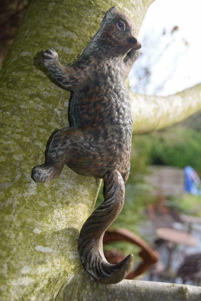 Ecureuil  grimpant en fonte patinée à suspendre, Jardin & Terrasse, Enlèvement ou Envoi, Neuf, Autres matériaux, Animal