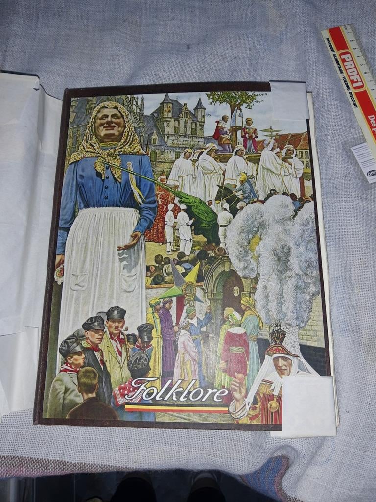 Plakboek - folklore (goed beschermd), Ophalen of Verzenden, Zo goed als nieuw