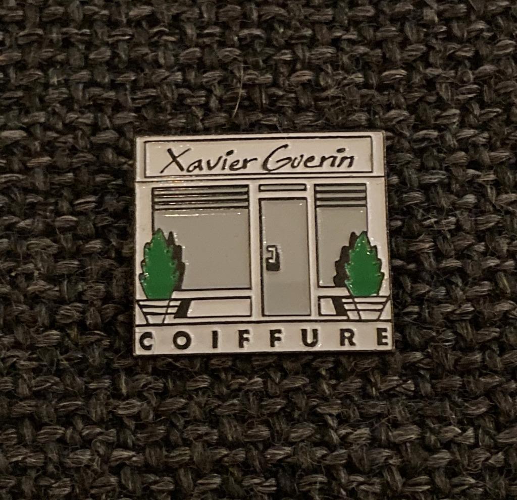 PIN - XAVIER GUERIN - COIFFURE - COIFFEUR - KAPPER, Verzenden, Gebruikt, Overige onderwerpen, Speldje of Pin
