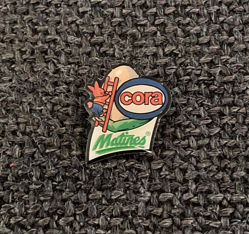 PIN - CORA - MATINES, Collections, Envoi, Utilisé, Autres sujets/thèmes, Insigne ou Pin's