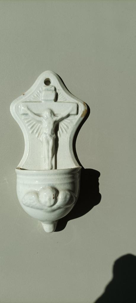 petit bénitier Christ en croix céramique blanc ( 15 x 6 cm ), Antiquités & Art, Enlèvement ou Envoi