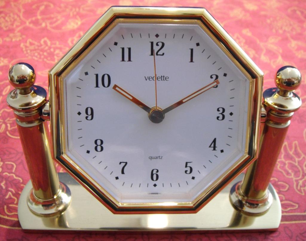 Horloge de table à quartz, alarme, orientable, laiton doré, Enlèvement ou Envoi, Neuf, Analogique, Réveil ou Horloge