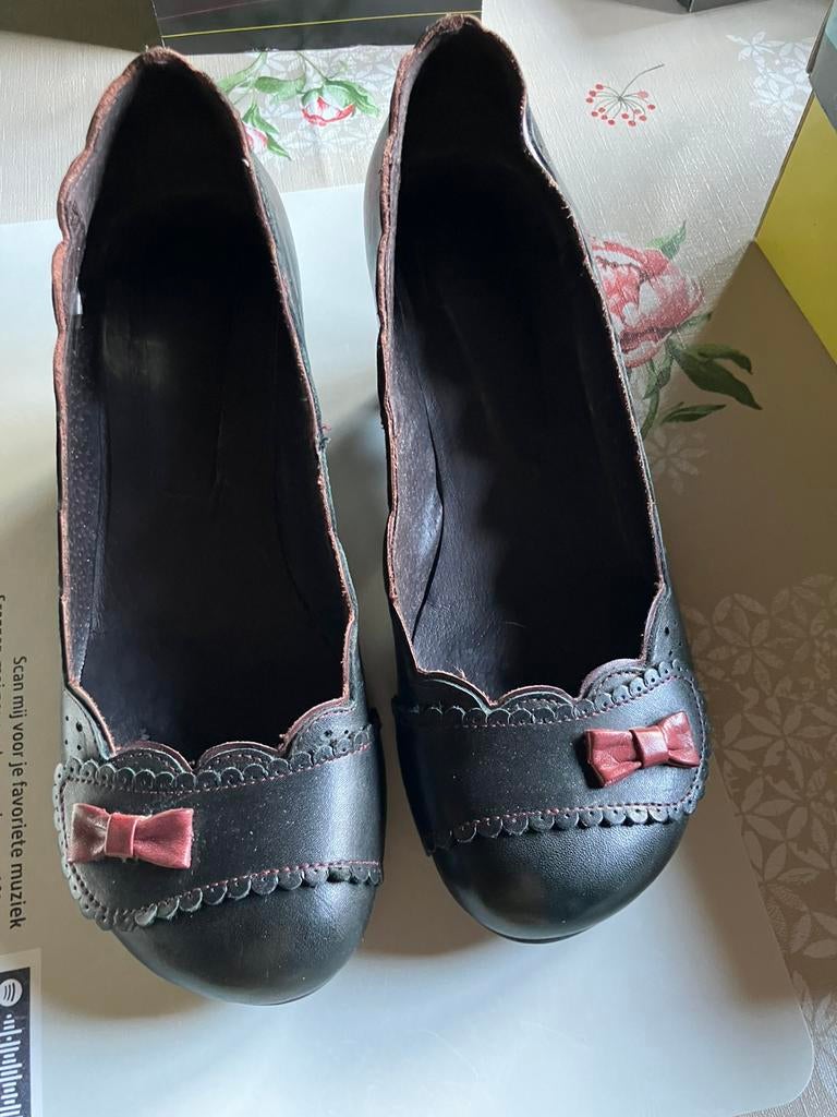 Zwarte pumps met roze accent merk Virus maat 39, Pumps, Verzenden, Zwart, Zo goed als nieuw
