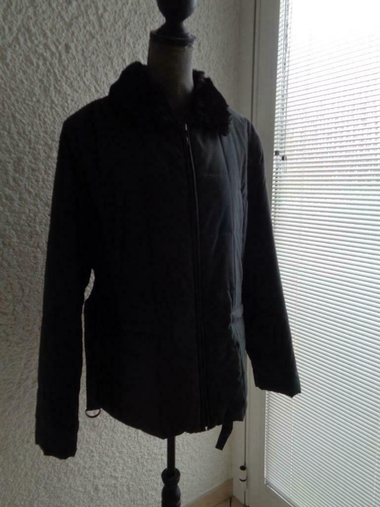 Veste bleu foncé. Col fausse fourrure. Taille 42, Enlèvement ou Envoi, Porté, Taille 42/44 (L), Bleu