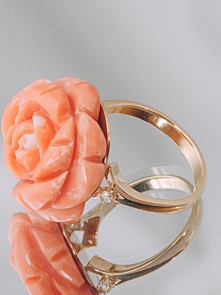 Exclusieve gouden ring met roosgeslepen koraal en diamanten, Ophalen of Verzenden, Zo goed als nieuw, Met edelsteen, Dame