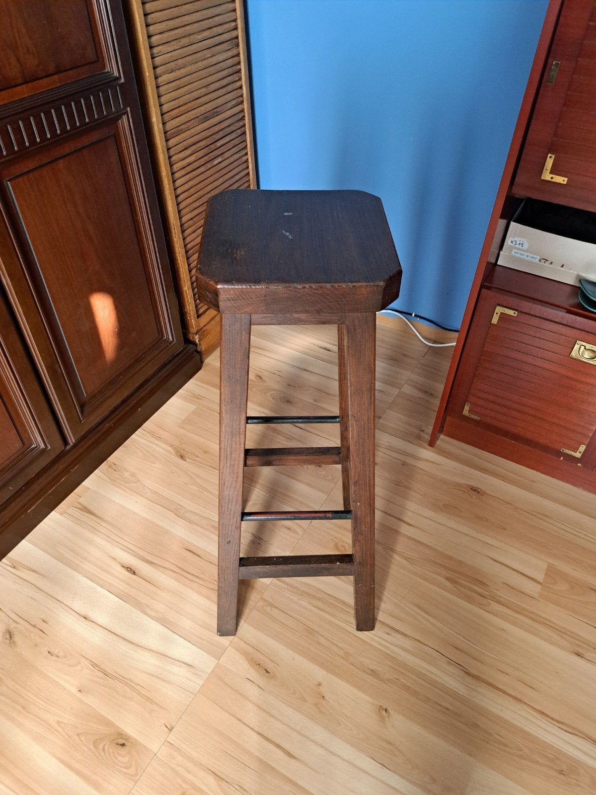 3 tabourets en bois hauts pour mettre a un bar, Huis en Inrichting, Barkrukken, 3 krukken, Ophalen, Hout