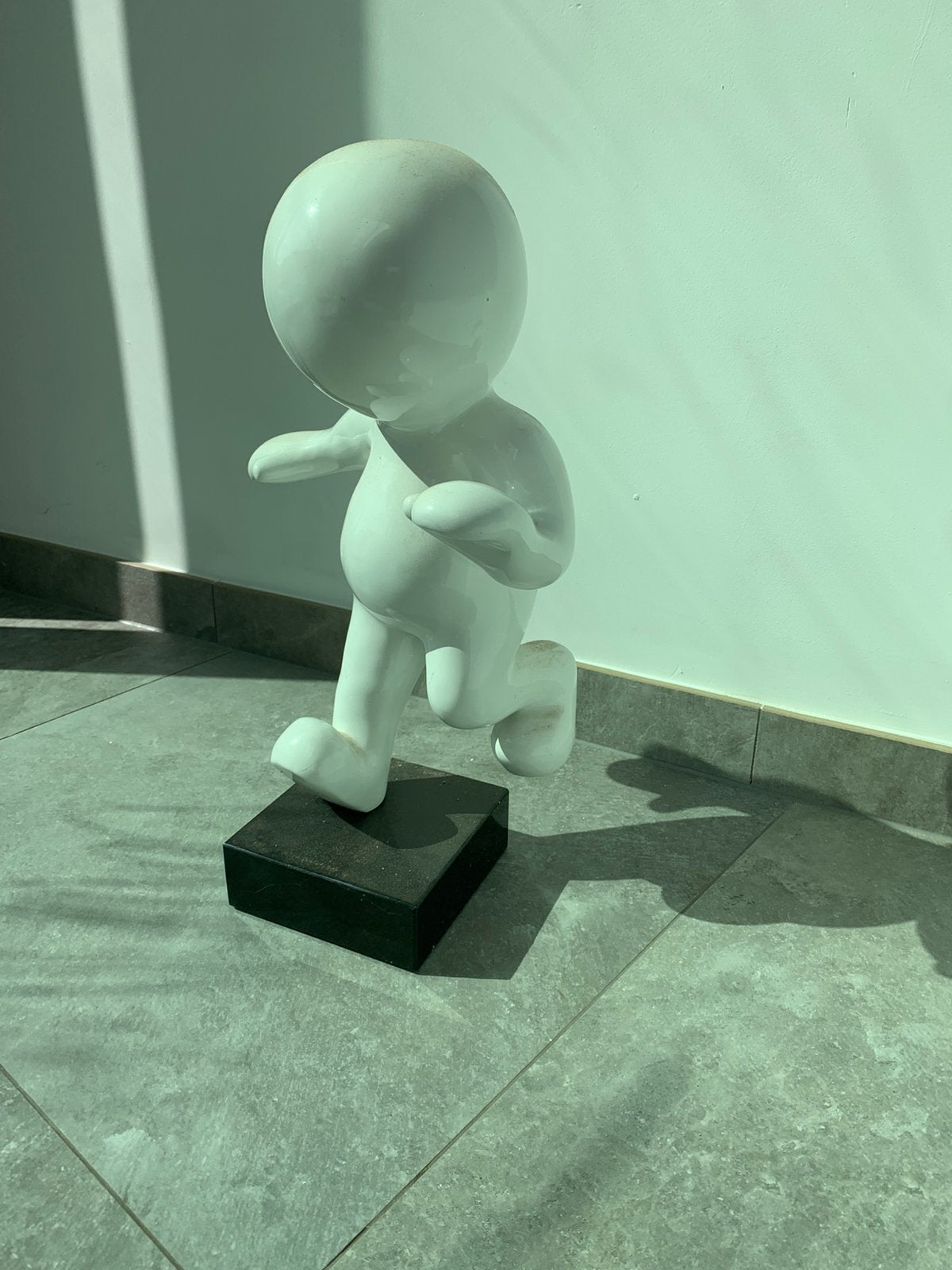 Keramieken beeldje op zwarte zware voet, Antiquités & Art, Art | Objets design, Pierre/céramique, Massif, Poupée/figurine, Blanc