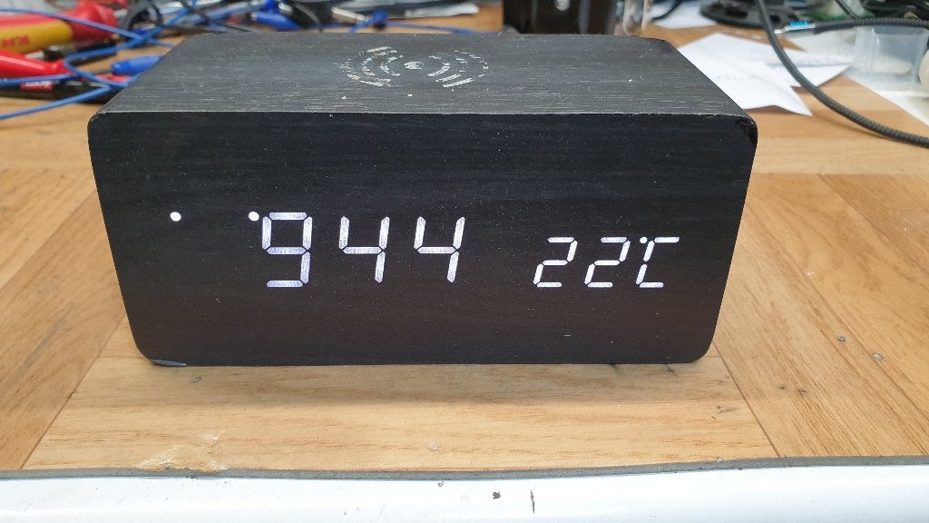 jw1298: klok wekker met 3 instelbare alarmtijden, GSM-lader., Met thermometer, Ophalen of Verzenden, Zo goed als nieuw, Digitaal