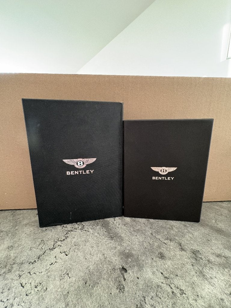 Bentley – A Motoring Miscellany & Flasque de poche en Étain, Enlèvement ou Envoi