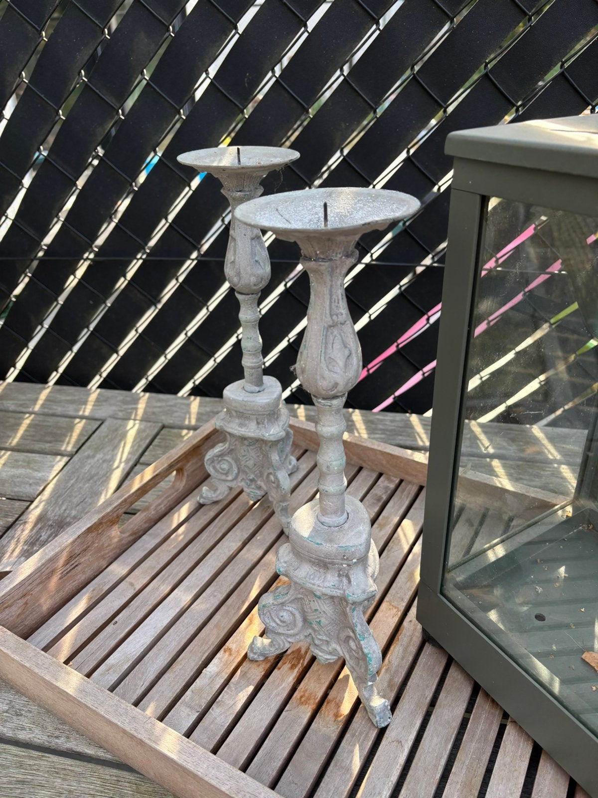 Twee metalen kandelaars, zwaar, degelijk. 35 cm hoogte., Ophalen of Verzenden, Gebruikt, IJzer