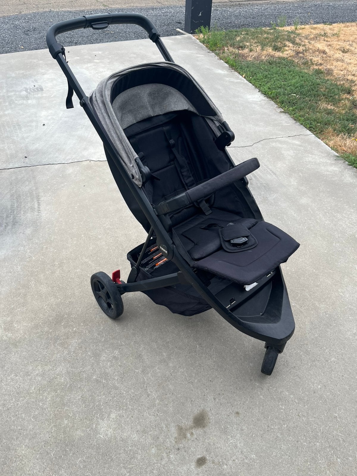Thule kinderwagen buggy, met regenhoes en parasol, Ophalen, Zo goed als nieuw, Regenhoes