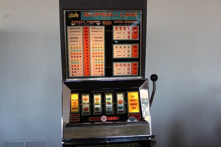 Machine à sous BALLY SUPER LINE 4 rouleaux avec paiement, Collections, Autres monnaies, Enlèvement ou Envoi, Utilisé, Avec clés