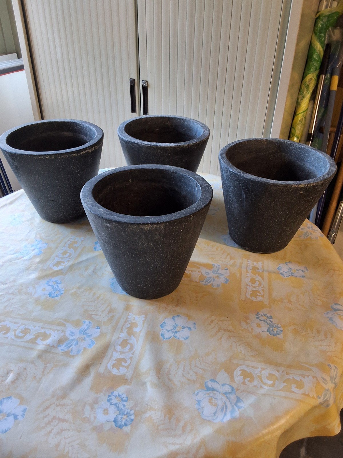 4 stenen bloempotten 25 cm hoog 29 cm diameter € 5 t stuk, Tuin en Terras, Ophalen