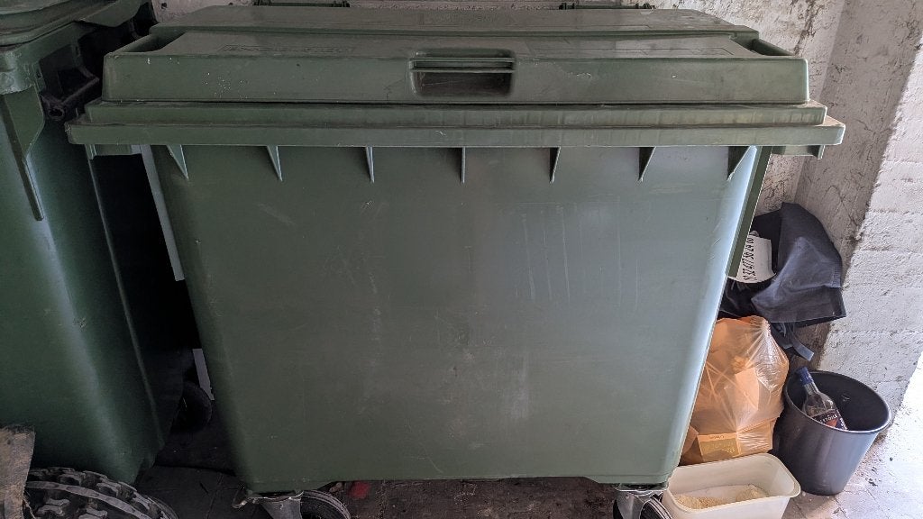 Benne 1100l, Enlèvement, Comme neuf