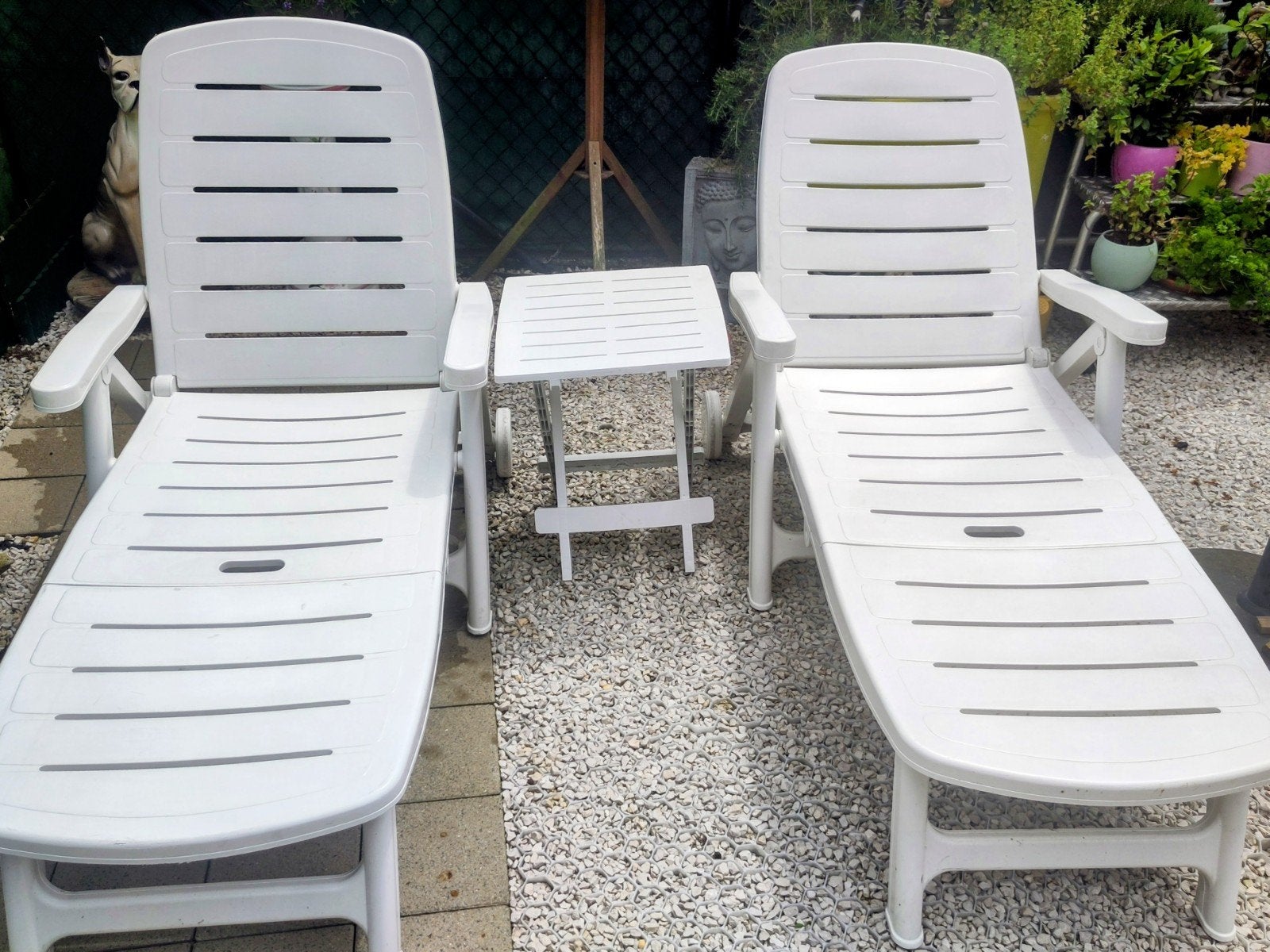 Te koop: 2 ligbedden en tafeltje te koop. In heel goed staat, Jardin & Terrasse, Chaises longues, Enlèvement, Utilisé, Synthétique