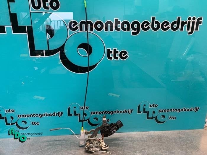 Serrure portière mécanique 2portes droite d'un Peugeot 107, -, 3 mois de garantie, Utilisé, -