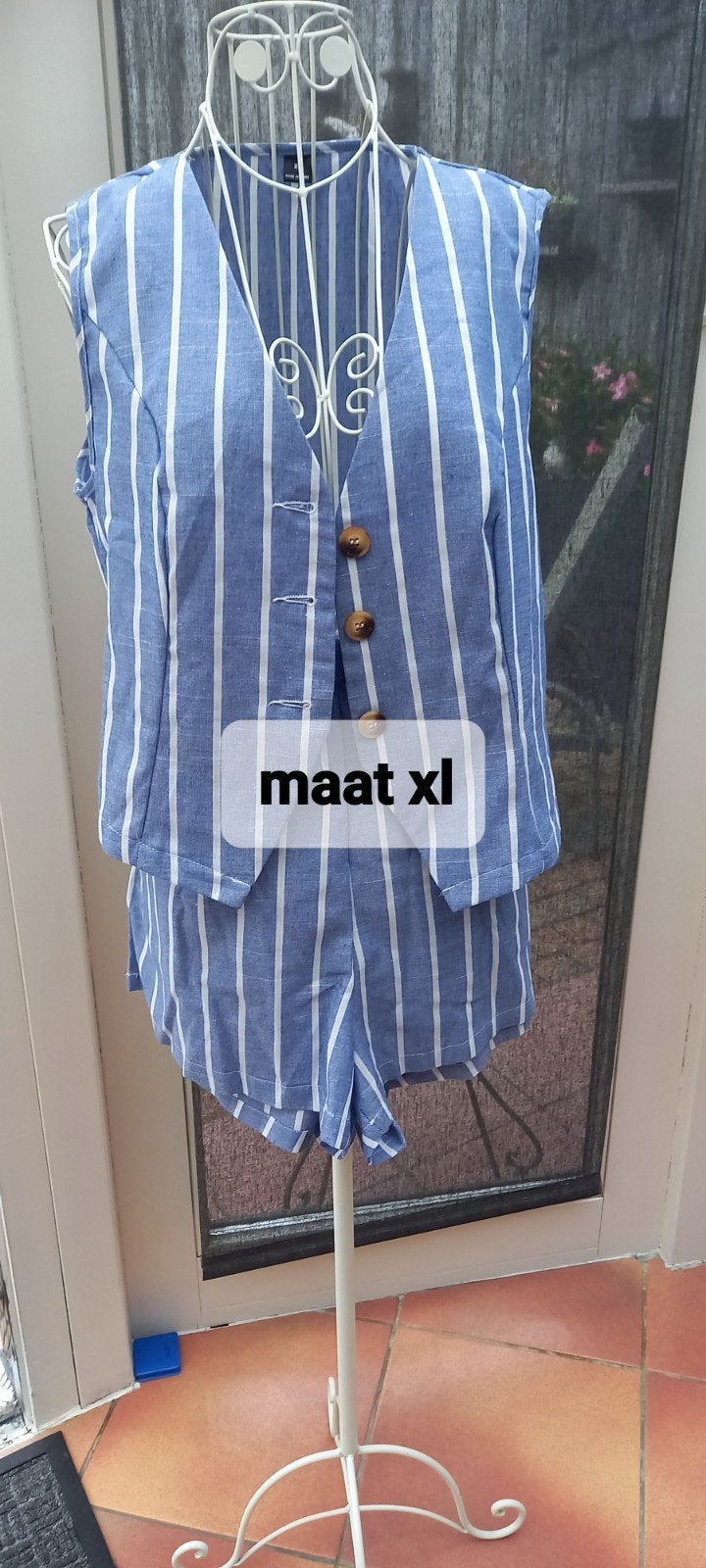 nieuwe short en giletje. maat xl, Kleding | Dames, Broeken en Pantalons, Ophalen of Verzenden, Maat 46/48 (XL) of groter