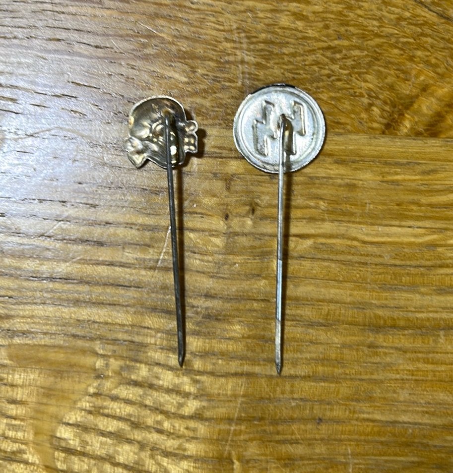 2 Minuatuur stickpins, Verzamelen, Verzenden, Landmacht, Embleem of Badge