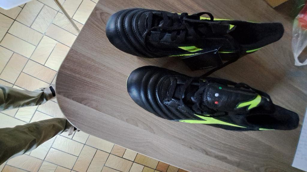Nog Nieuwe Voetbalschoenen,Diadora Brasil 42,5, Sport en Fitness, Voetbal, Ophalen of Verzenden, Nieuw, Schoenen
