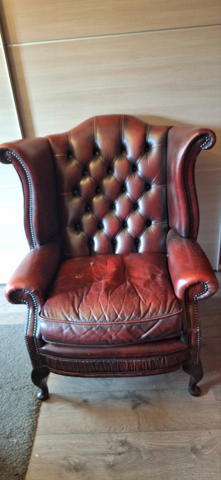 Antieke chesterfield met voetbankje oorzetel, Huis en Inrichting, Ophalen