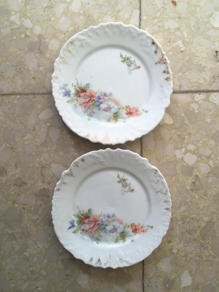 2 kleine bordjes met bloemen, Ophalen of Verzenden